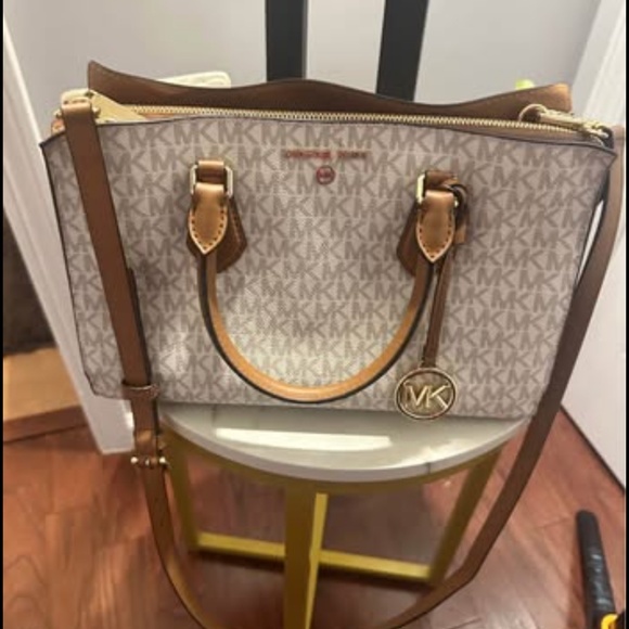 Michael Kors Shelia Women’s Center Zip Satchel Handbag White and Brown colored. - Picture 1 of 10